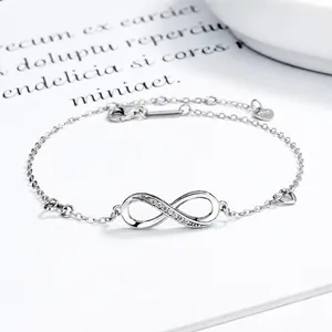 Bracciale infinito in argento 925 con pietre pavé e ciondolo a cuore su sfondo estetico
