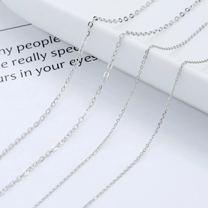 Diverses chaînes en argent sterling S925 présentées sur un plateau en céramique