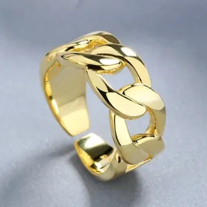 Détail d'une bague chaîne gourmette dorée avec anneau ouvert ajustable et finition polie