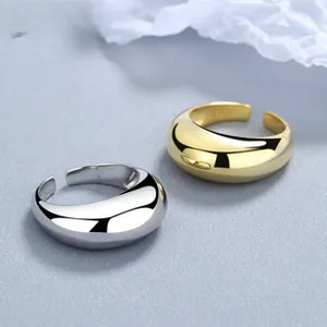 Gros plan détaillé des bagues minimalistes en argent sterling S925 en doré et argenté