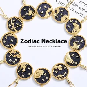 Vue détaillée de pendentifs constellation dorés avec paillettes bleues et zircons