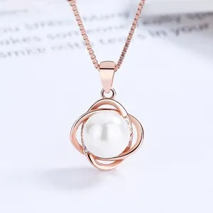 Détail du pendentif perle trèfle en or rose serti de zircons sur chaîne boîte