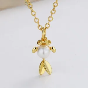 Gros plan détaillé du pendentif carpe koi en argent 925 avec perle blanche incrustée