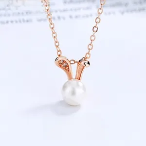 Détail macro du pendentif lapin en perle argent 925 avec oreilles or rose et zircons