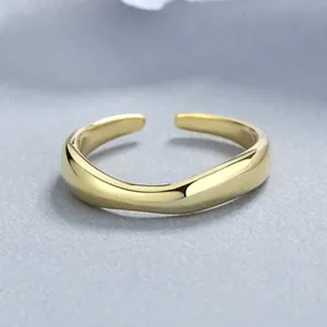 Vue macro d'une bague S925 plaquée or 18k avec un design ondulé et ouvert réglable