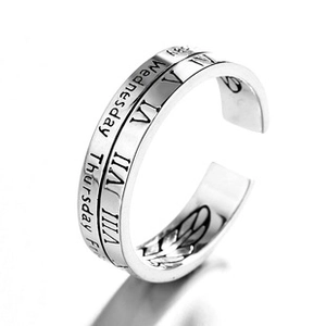 Détail d'une bague chaîne en argent S925 gravée de jours et de chiffres romains