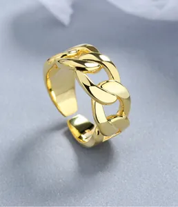 Vue détaillée d'une bague chaîne gourmette dorée ajustable avec finition polie miroir