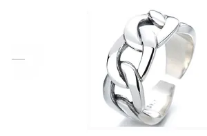 Gros plan du poinçon S925 sur la bague chaîne réglable en argent fin de style vintage
