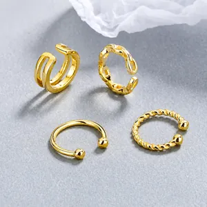 Ensemble de quatre bagues ouvertes et boucles d'oreilles dorées minimalistes