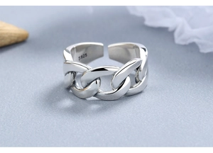 Détail de la bague en argent massif S925 à grosse chaîne avec anneau ouvert ajustable