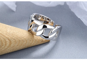 Macro de la bague gourmette en argent sterling S925 avec design ouvert et réglable
