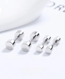 Vue détaillée de boucles d'oreilles S925 en argent sterling à vis en deux tailles