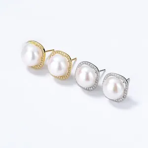 Dettaglio di orecchini con perle in argento 925 e alone di diamanti quadrati in oro e argento