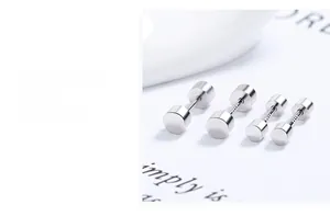 Détail de boucles d'oreilles haltères en argent 925 montrant deux tailles différentes