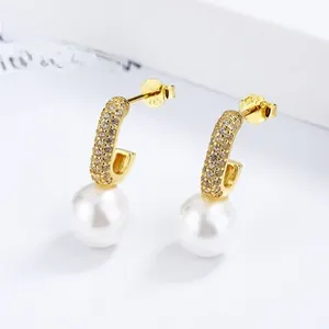 Dettaglio degli orecchini in argento 925 con perle e zirconi incastonati