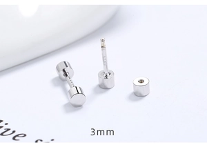 Détails macro des boucles d'oreilles 3mm en argent S925 avec fermoir à vis sécurisé