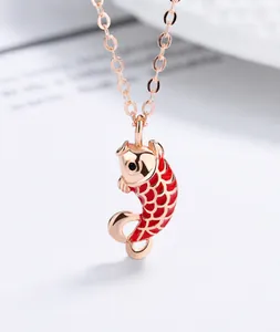 Makroaufnahme des roten Koi-Fisch-Anhängers aus 925er Silber mit Roségold-Halskette