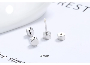 Gros plan d'un piercing d'oreille haltère de 4mm avec mécanisme à vis détaillé