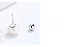 Dettaglio che mostra il marchio S925 in argento sterling sull'orecchino di perle a vite