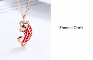 Detail der rot emaillierten Koi-Fisch-Kette in Roségold mit feiner Tropföl-Technik