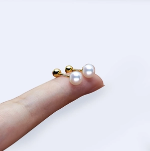 Macro del marchio S925 su orecchini a perno con perla dorata e chiusura a vite sicura
