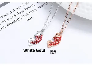 Nahaufnahme von roten Emaille-Koi-Fisch-Anhängern in Silber- und Roségold-Finish
