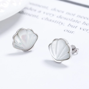 Elegant shell-shaped 925 sterling silver earrings with iridescent white mother of pearl