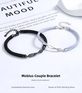 Detalle de las pulseras de pareja Mobius trenzadas en plata S925 color negro y lila