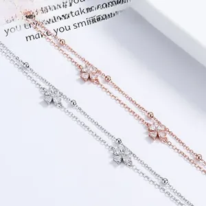 Détails des bracelets trèfles en argent et or rose avec micro-pavage de oxydes de zirconium