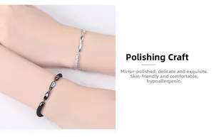 Detalle de las pulseras trenzadas Mobius de plata con dijes de metal pulido y retorcido