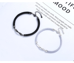 Detalle de pulseras de pareja Möbius con cuerda trenzada y dije de símbolo infinito