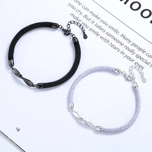 Pulseras Mobius trenzadas en negro y lila con dijes grabados y cierre de mosquetón seguro