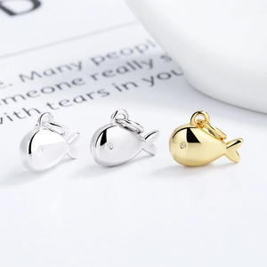 Colgante de pez minimalista en plata de ley S925 con ojo de circón en plata y dorado