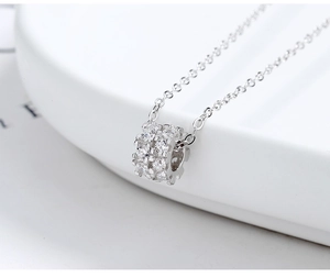 Vue détaillée du pendentif cylindre en argent S925 orné de zircons scintillants