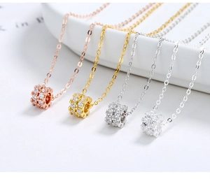 Vue détaillée des pendentifs cylindres en argent S925 avec zircons en quatre finitions