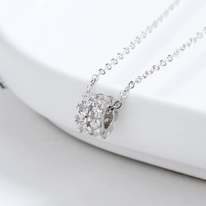 Collier élégant en argent sterling S925 avec pendentif cylindre et pavé de zircons