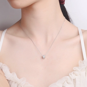 Collier en argent sterling S925 avec pendentif cylindre en zircone porté par un mannequin