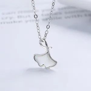 Vue macro du collier feuille de ginkgo en argent S925 avec nacre blanche