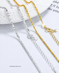 Makroaufnahme von S925 Sterlingsilber Halsketten mit Sternanhänger und Verlängerungskette