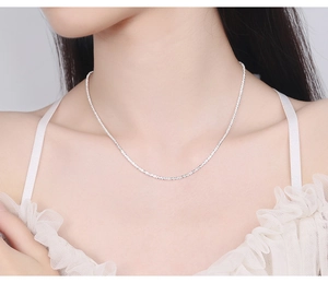 Nahaufnahme der funkelnden S925 Sterlingsilber Kette an einem weiblichen Modell