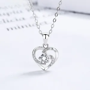 Dettaglio del ciondolo a cuore in argento 925 con zircone centrale e piccoli diamanti lucidi