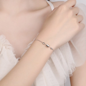 Minimalist S925 sterling silver chain bracelet with cylindrical bead and polished spheres