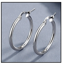 Makroaufnahme von 925 Sterling Silber Creolen mit polierter Oberfläche und Klappverschluss