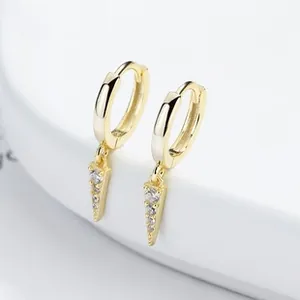 Détail de créoles plaquées or 18k avec pendentifs triangulaires en zircon et fermoirs sûrs
