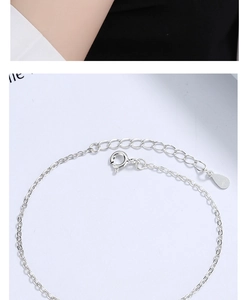 Detailed close-up of S925 sterling silver chain with adjustable clasp and drop tag