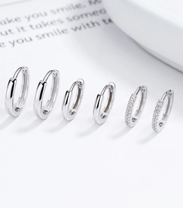 Détail de créoles en argent sterling 925 avec cristaux de zircone micro-pavés