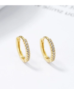 Détail de boucles d'oreilles créoles en argent 925 plaqué or 18k avec zircons blancs