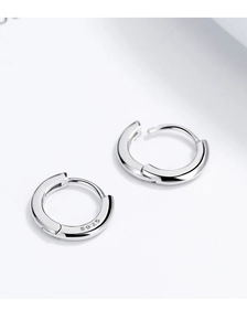Vue macro de boucles d'oreilles créoles en argent S925 avec gravure de poinçon