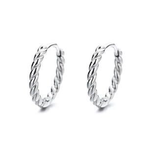 Elegante Creolen aus 925er Sterlingsilber mit 18 Karat Vergoldung und gedrehtem C-Design