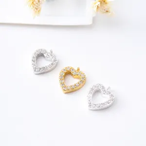 Dettaglio di ciondoli a forma di cuore con zirconi scintillanti in oro e argento